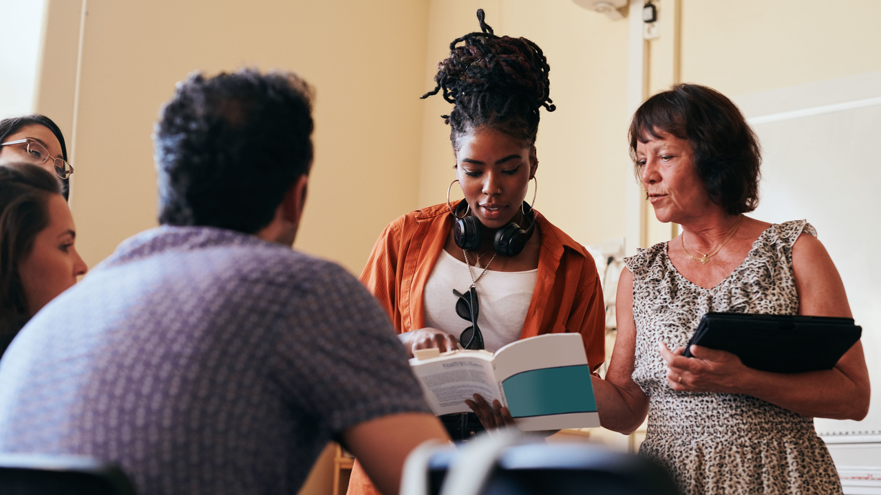 Vuxna elever i klassrum.