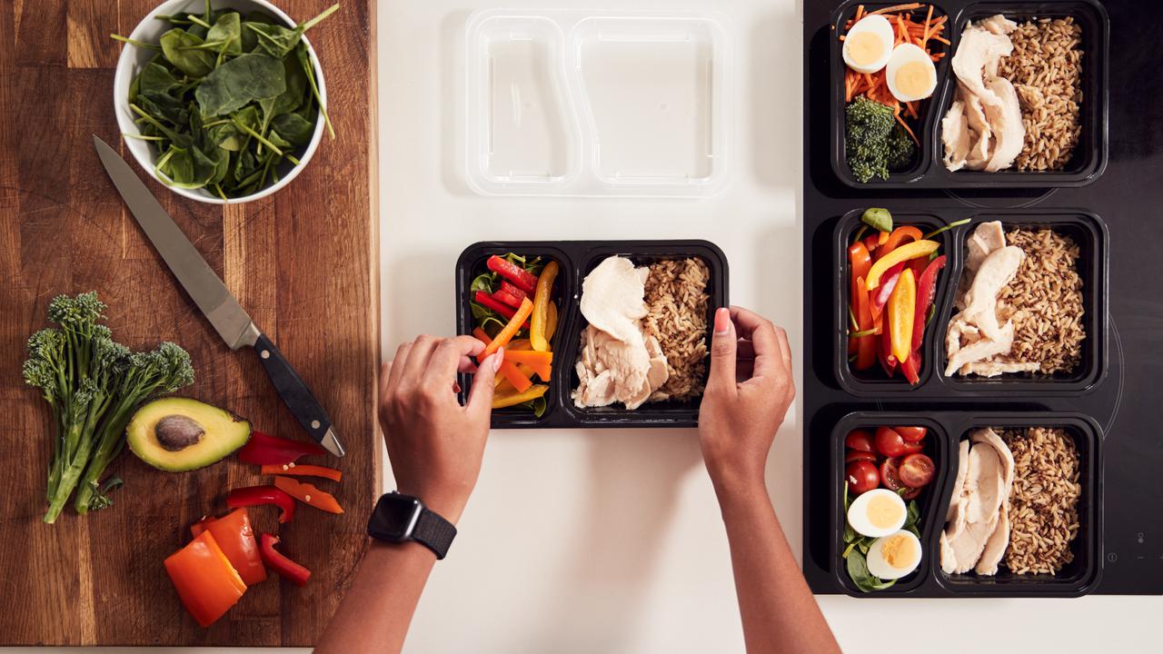 Kvinna som förbereder matlådor. Vy uppifrån.