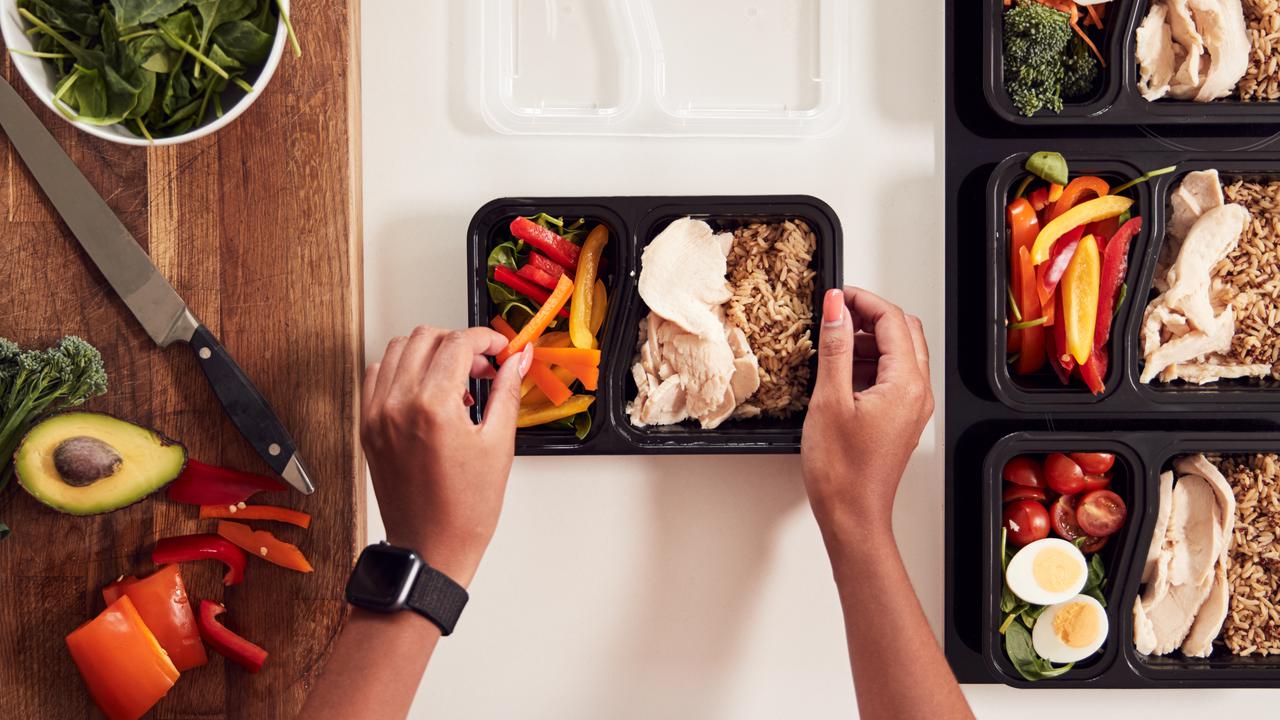 Kvinna som förbereder matlådor. Vy uppifrån.