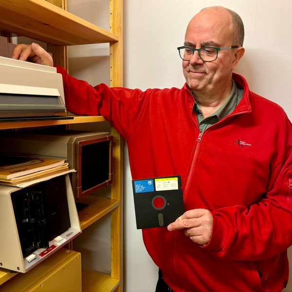 Pär Vikström med en dator av modellen Luxor ABC 802.