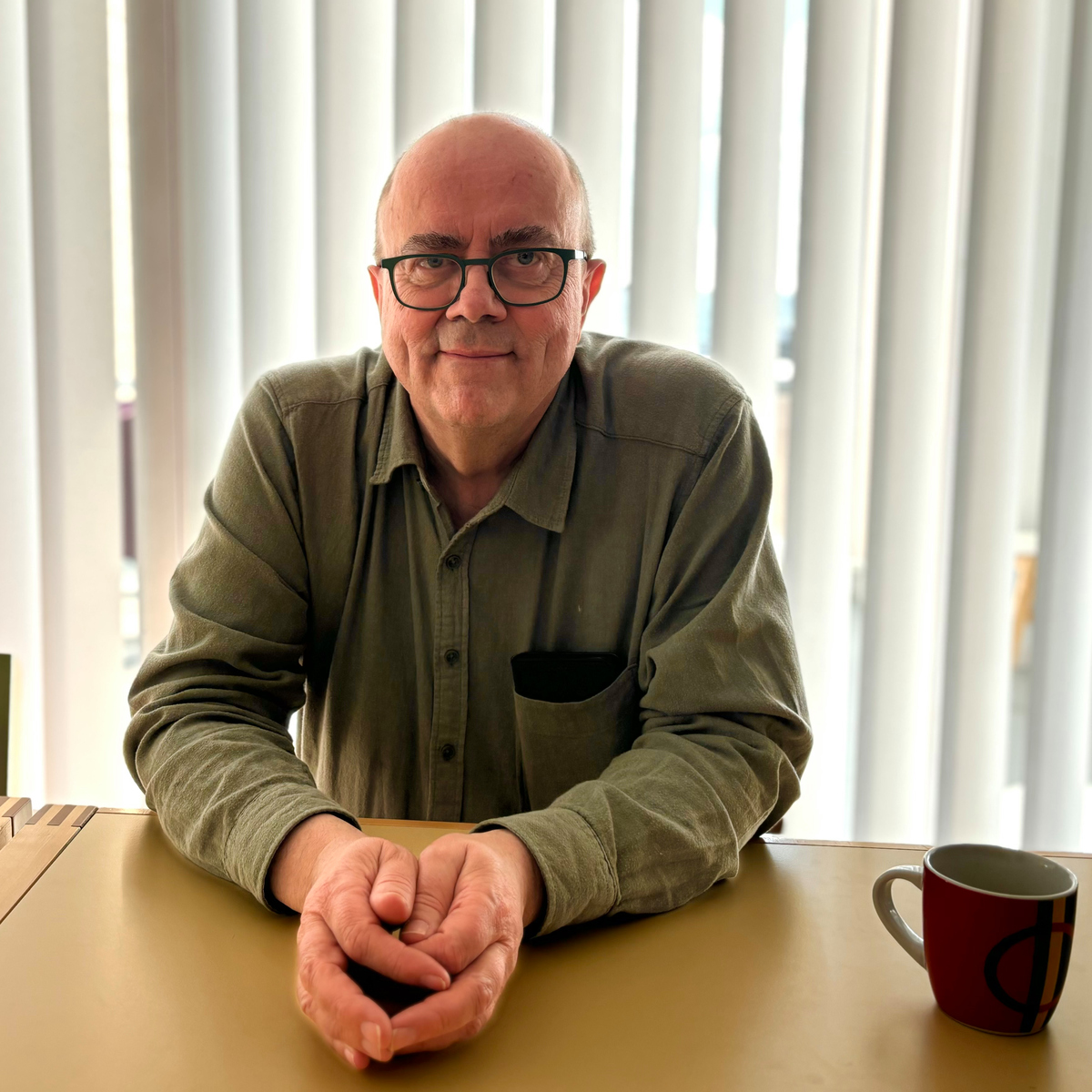 Pär sitter vid ett bord