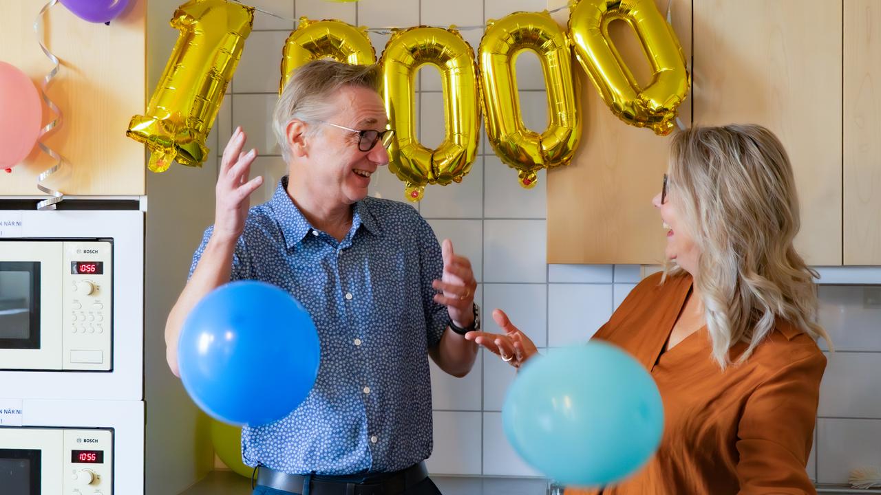 En man och en kvinna i ett kök med ballonger.