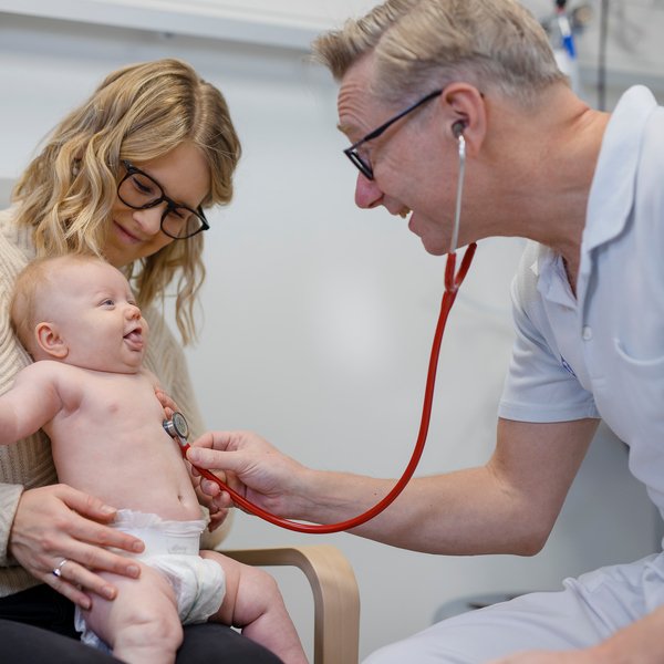 Forskaren och läkaren Magnus Domellöf lyssnar på hjärtat på en bebis.