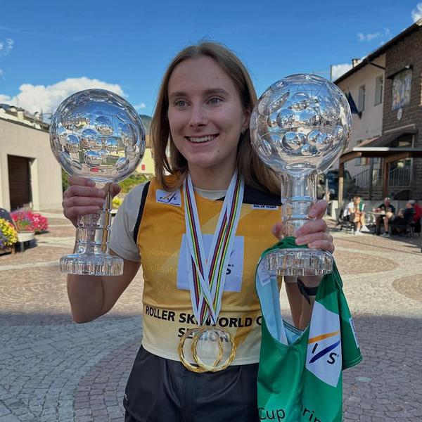 Elitidrottsstudent Ebba Stenman håller upp två troféer i sina händer.