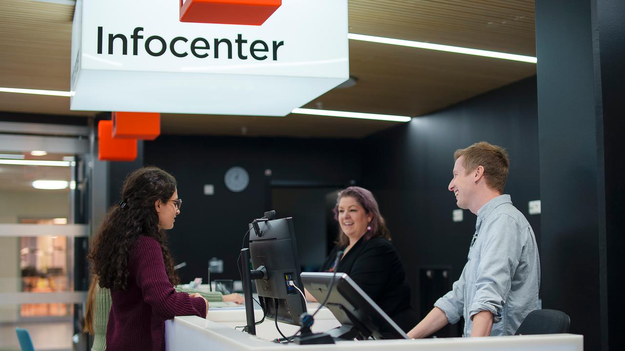 The Infocenter helpdesk in the middle of supporting a student.