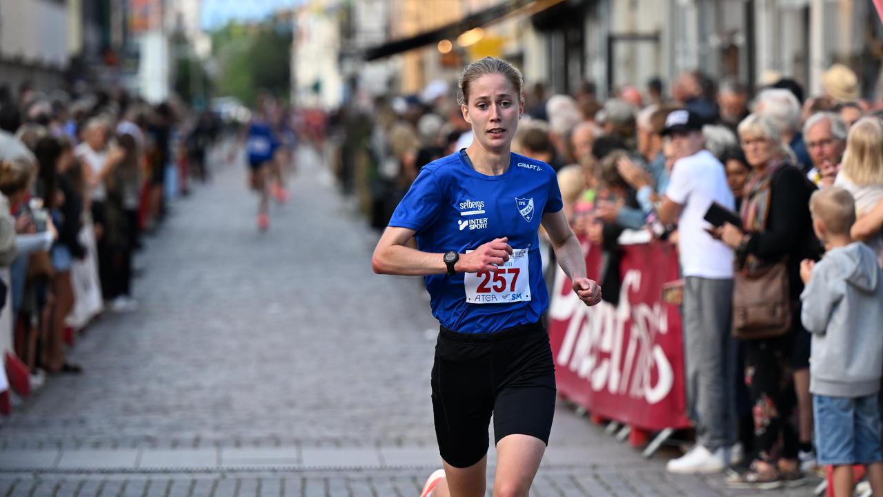 En kvinnlig löpare på upploppet