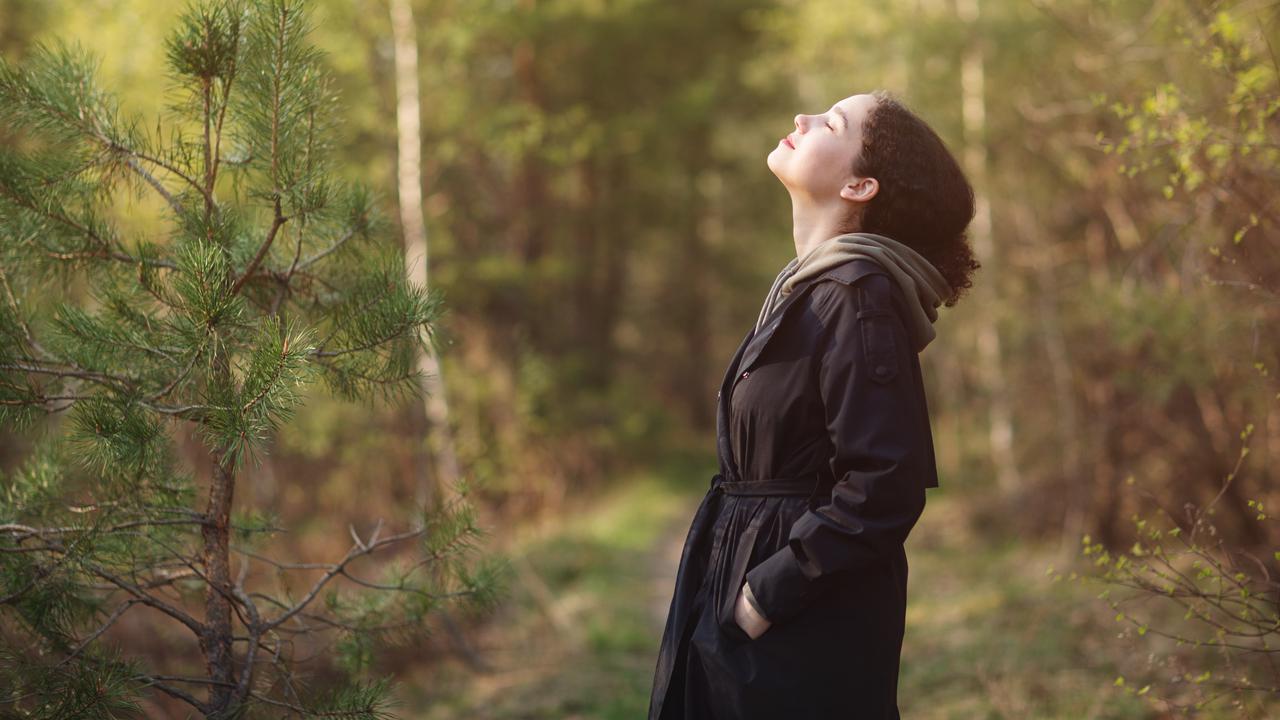 Kvinna som tar det lugnt i skogen