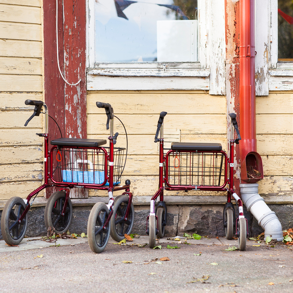 Två stycken parkerade rullatorer.