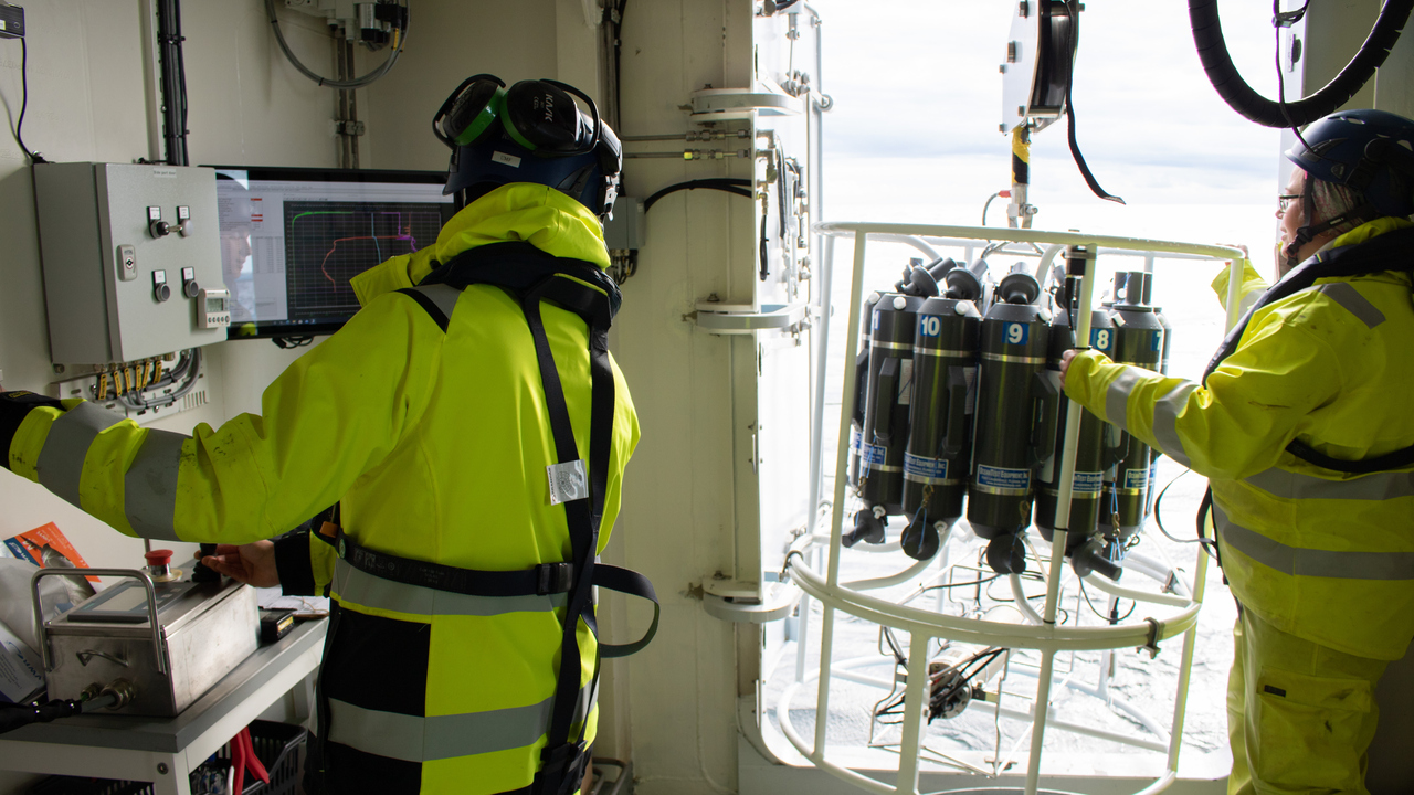 personal från UMF föbereder vattenprovtagning