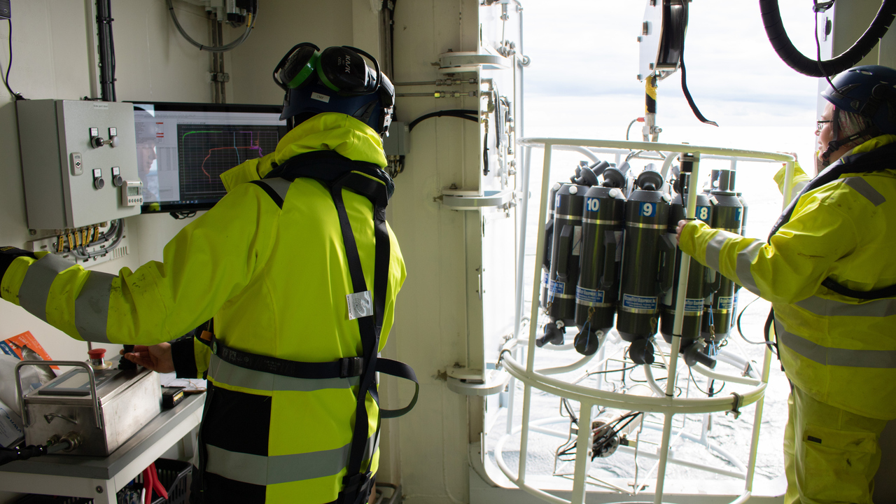 peronal från UMF föbereder vattenprovtagning