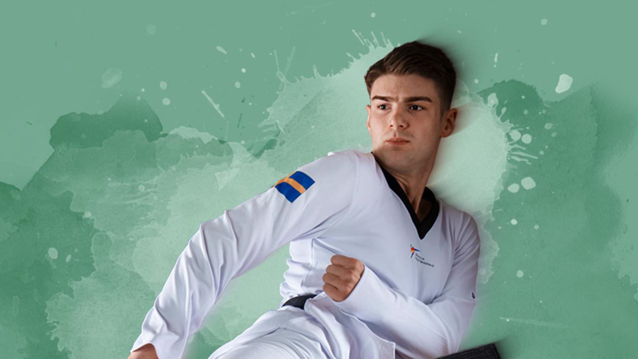 Erik Farmakas utövar taekwondo