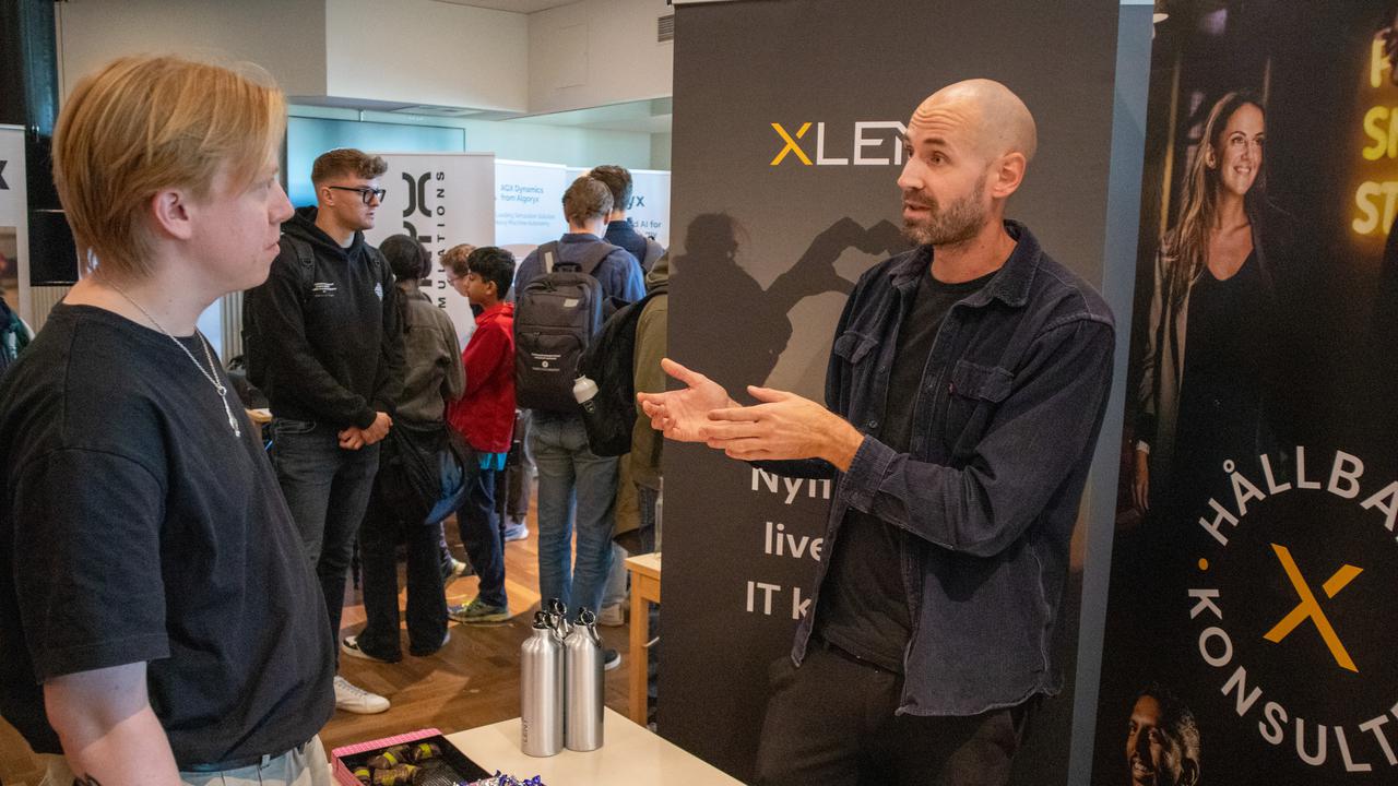 Bild på Jonas Reini i samtal vid Mårten Olofsson, Xlents, monter.