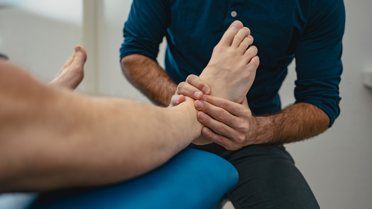 Arbetsterapeut behandlar en fot.