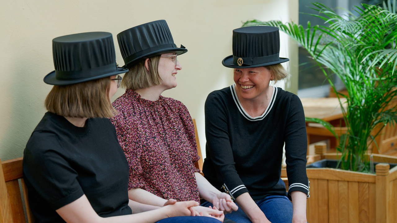 Tre systrar sitter bredvid varandra