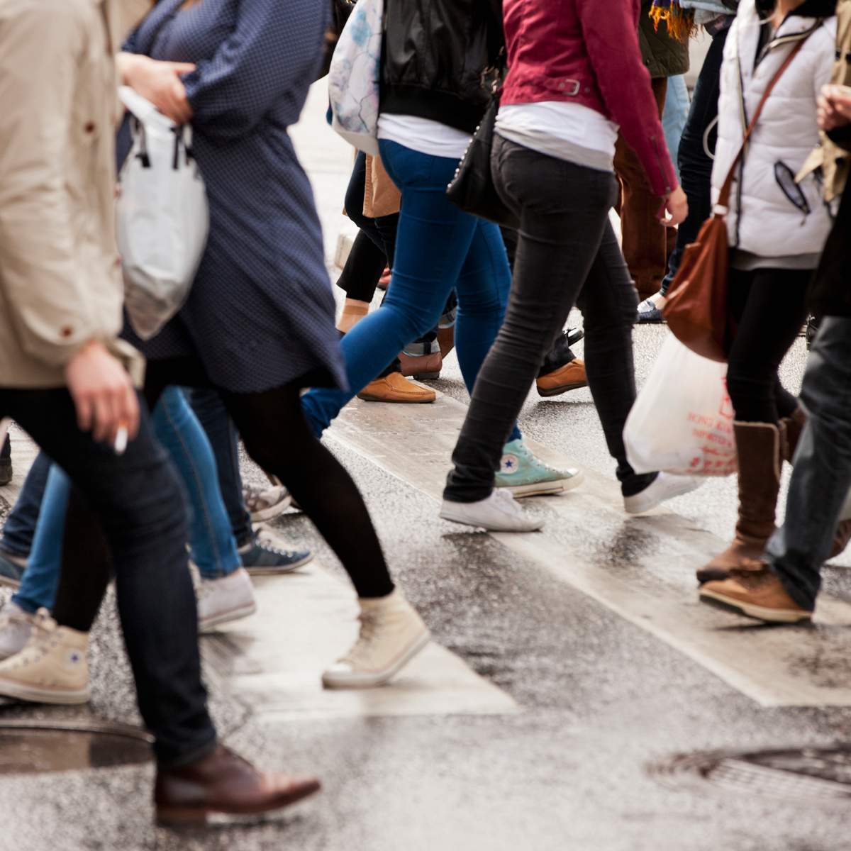 Fotgängare som går över övergångsställe.