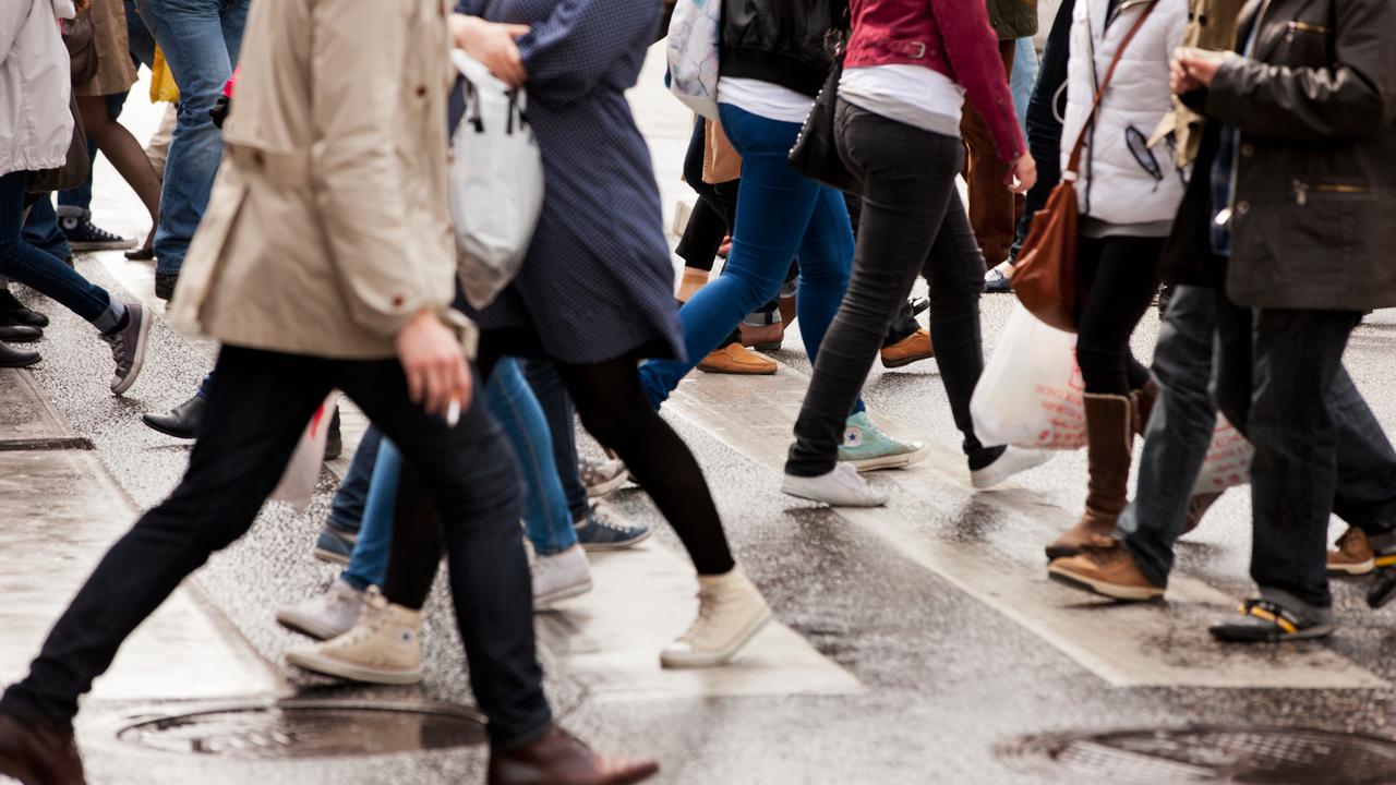 Fotgängare som går över övergångsställe.