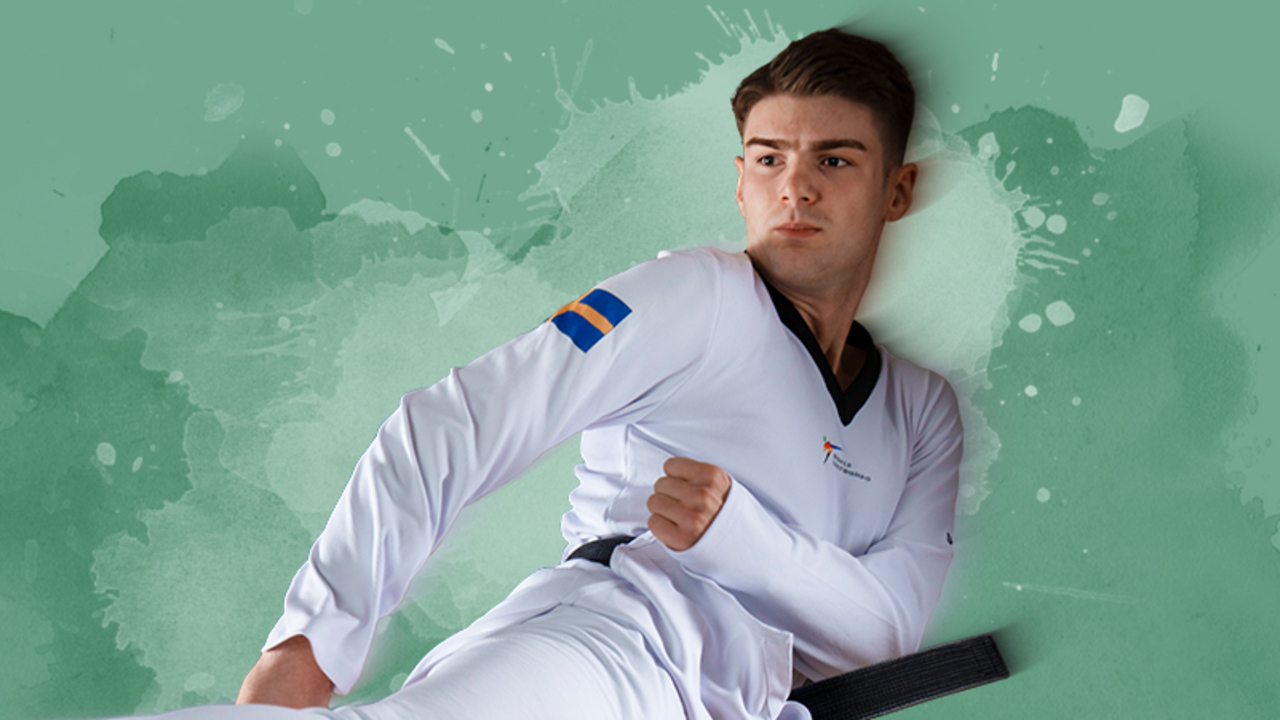 En man som utövar takewondo