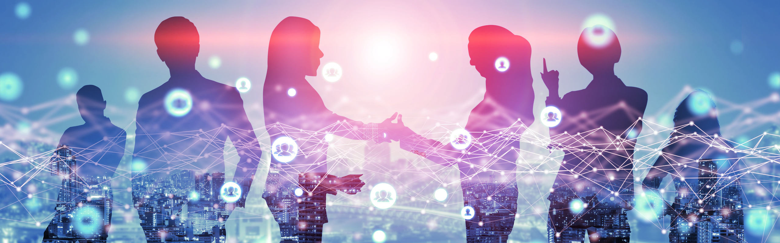 kreativ bild av affärsmänniskor i ett konferensrum. Kan se staden och höghus i bakgrunden.