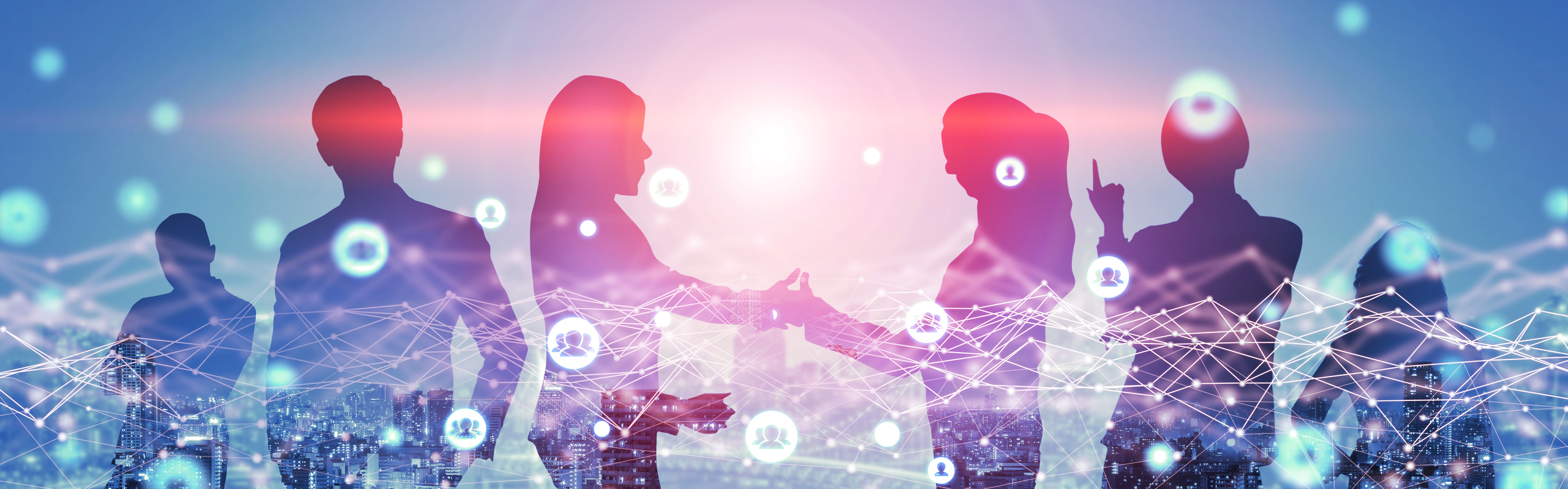 kreativ bild av affärsmänniskor i ett konferensrum. Kan se staden och höghus i bakgrunden.