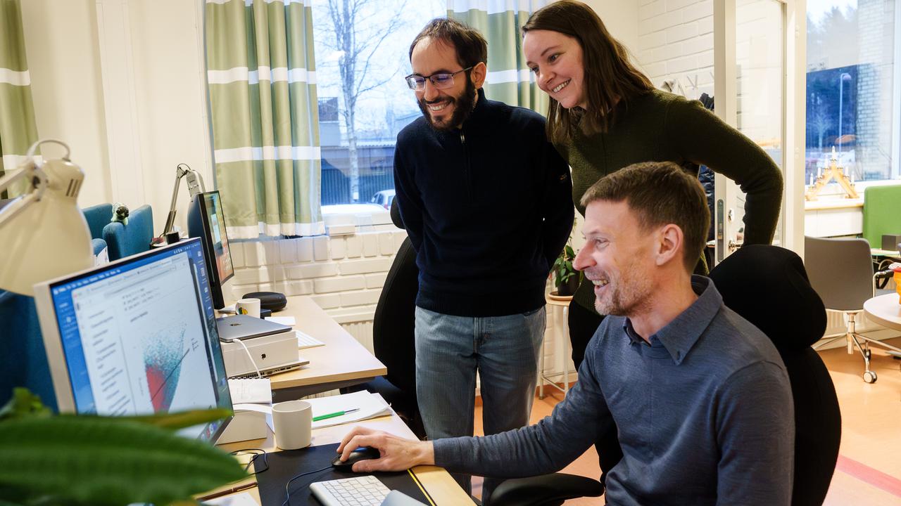 Bild p&aring; Nathaniel Street i datorlabbet med medarbetarna Edoardo Piombo och Elena van Zalen.