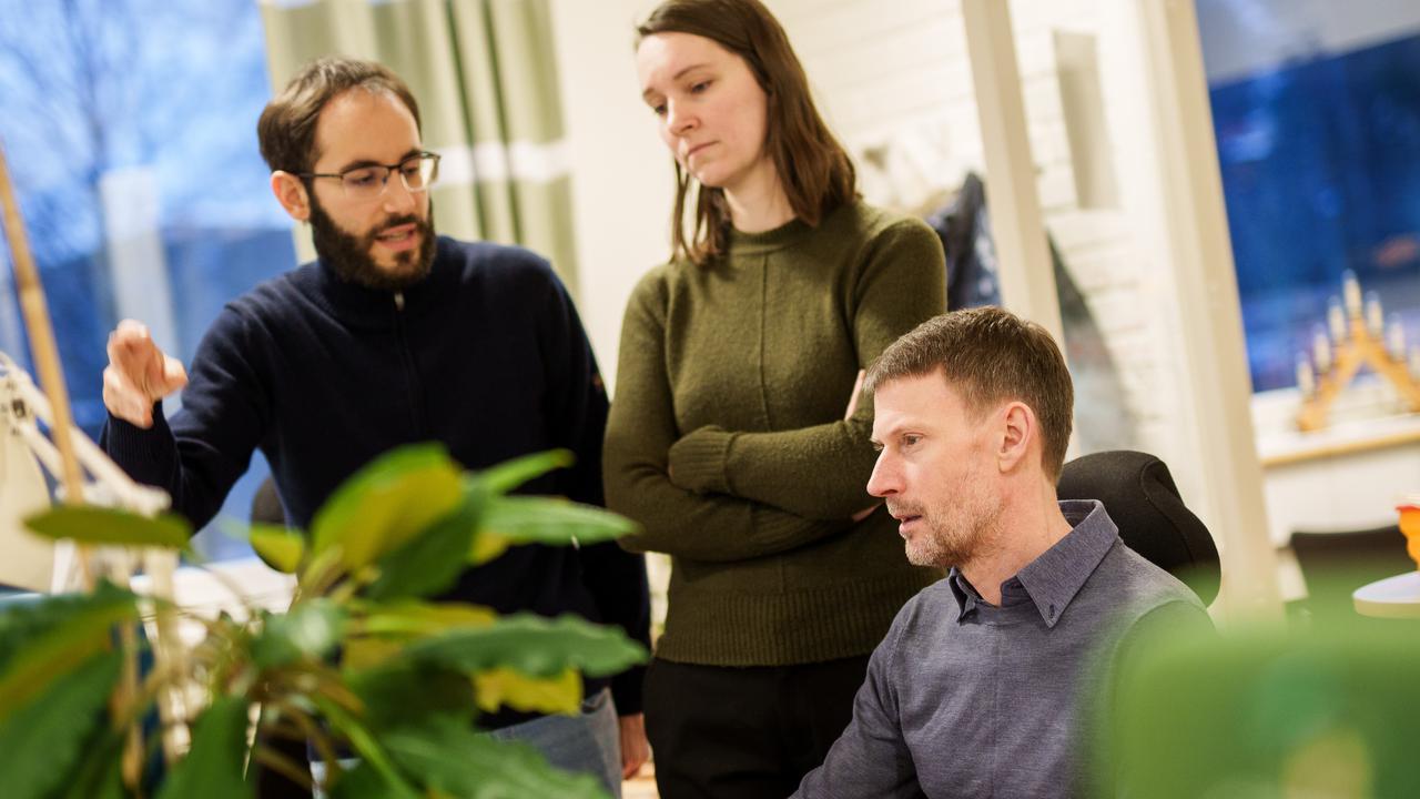 Bild på Nathaniel Street i datorlabbet med medarbetarna Edoardo Piombo och Elena van Zalen.