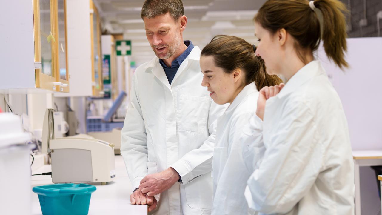 Bild p&aring; Nathaniel Street i labbet tillsammans med medarbetarna Amanda Mikko och Sara Rydman.