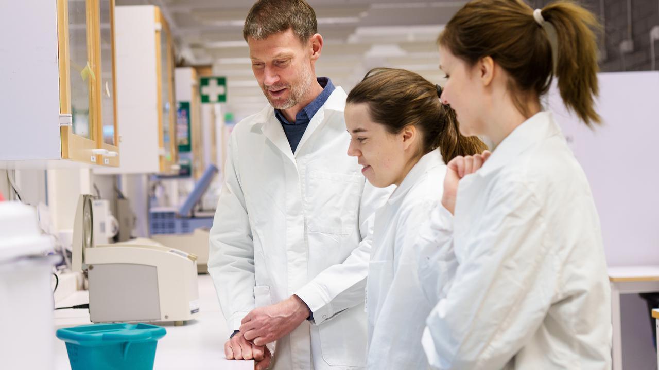 Bild p&aring; Nathaniel Street i labbet tillsammans med medarbetarna Amanda Mikko och Sara Rydman.