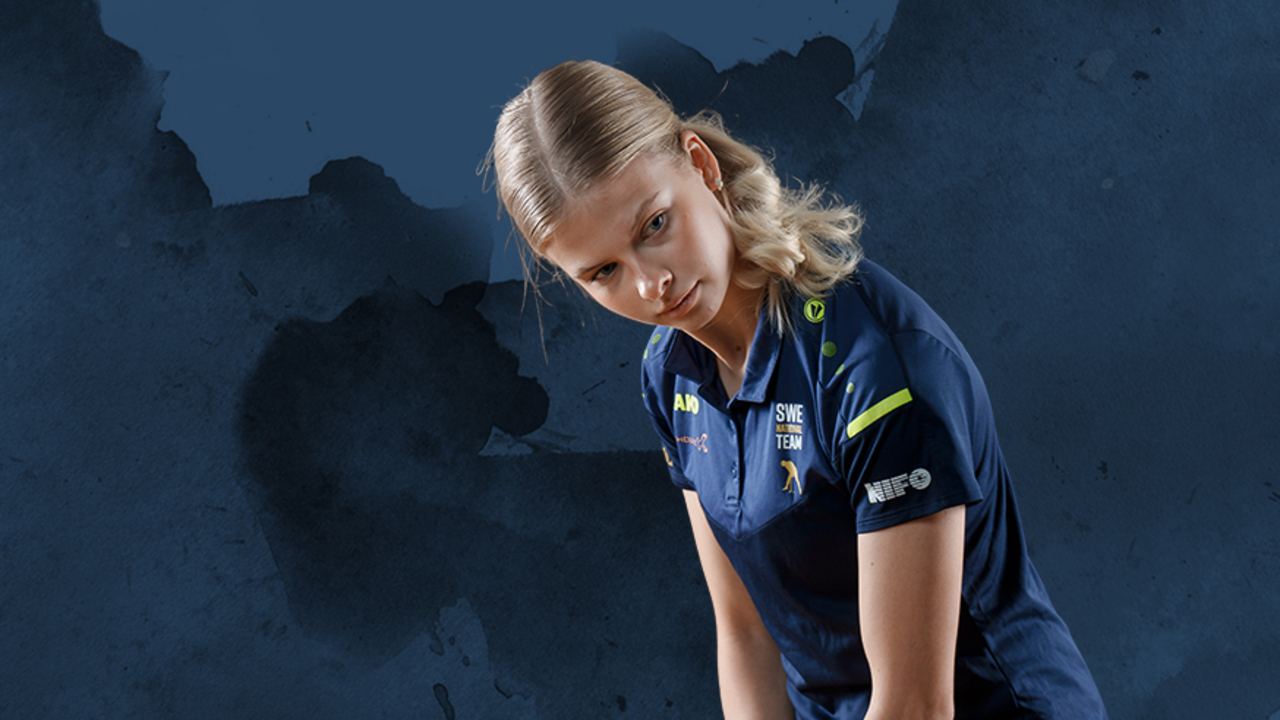 En kvinna som spelar bangolf