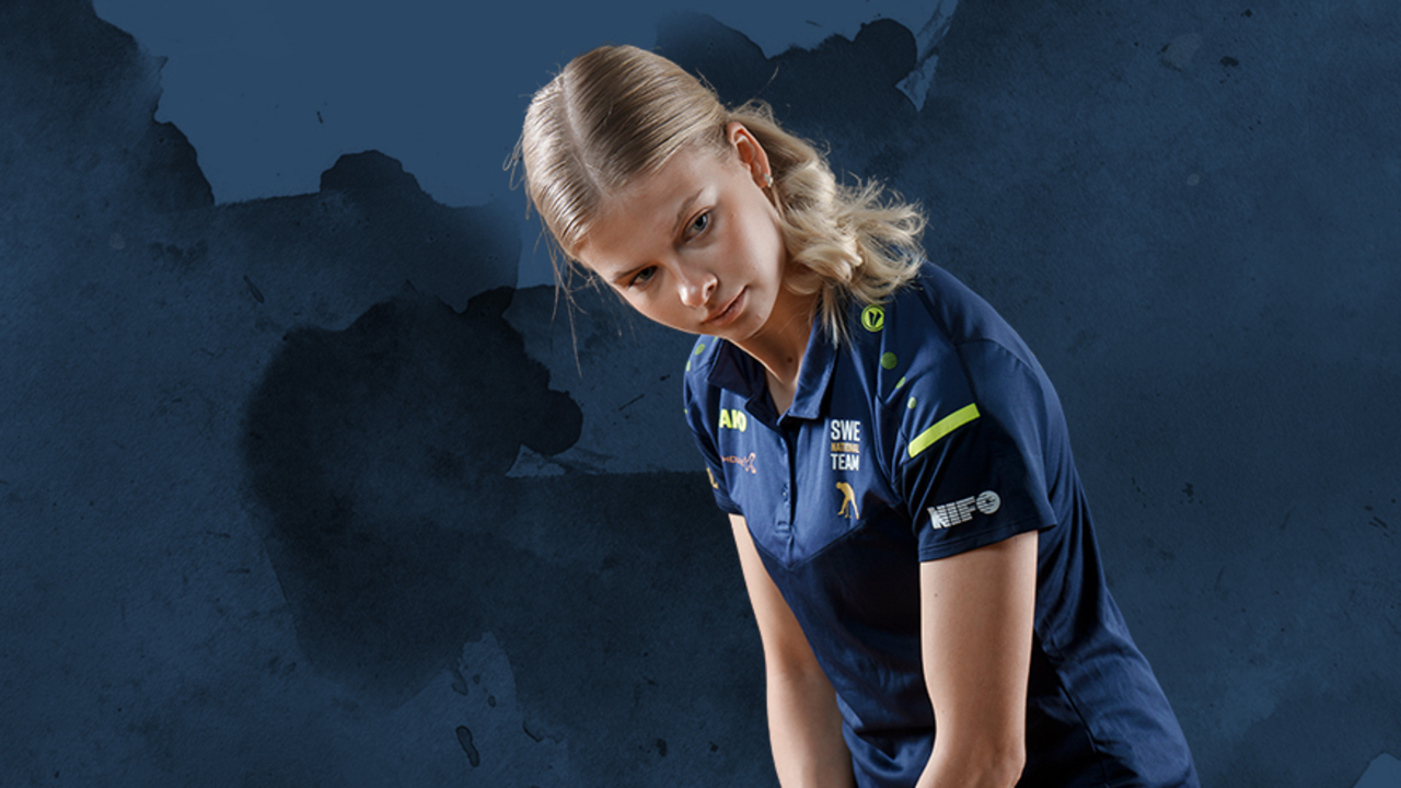 En kvinna som spelar bangolf