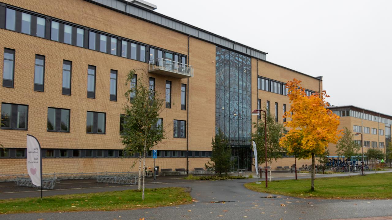 Polisutbildningshuset vid Umeå universitet om hösten.