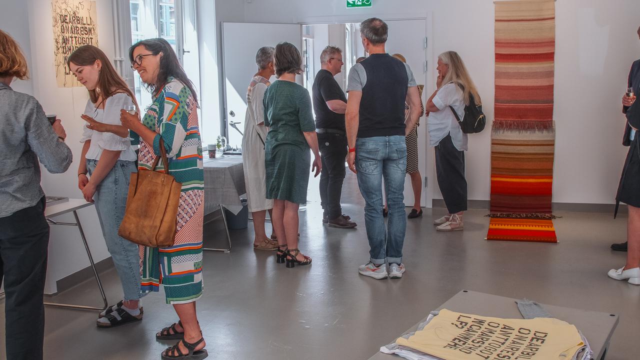 En grupp människor som står i ett rum