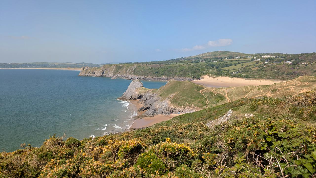 Höga klippor vid havet.