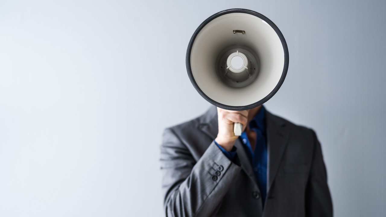 Man gör ett megafonutrop.