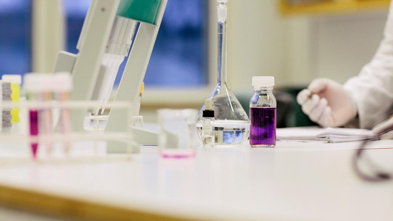 Bild på studenter i labb