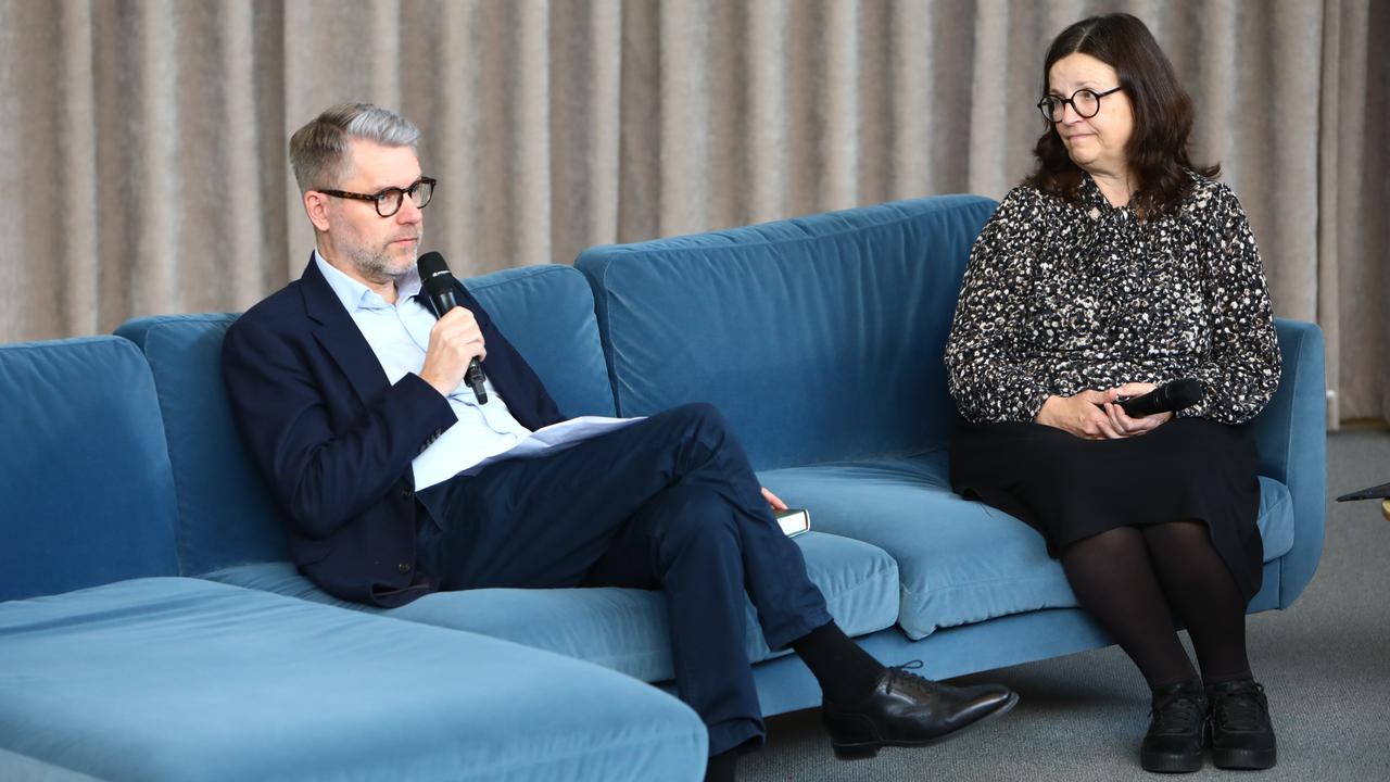 En man och en kvinna sitter i en blå soffa.