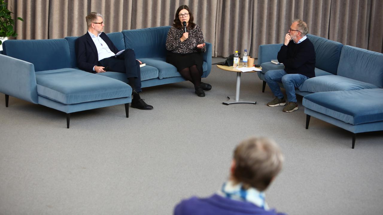 En grupp människor som sitter i soffor i ett rum.