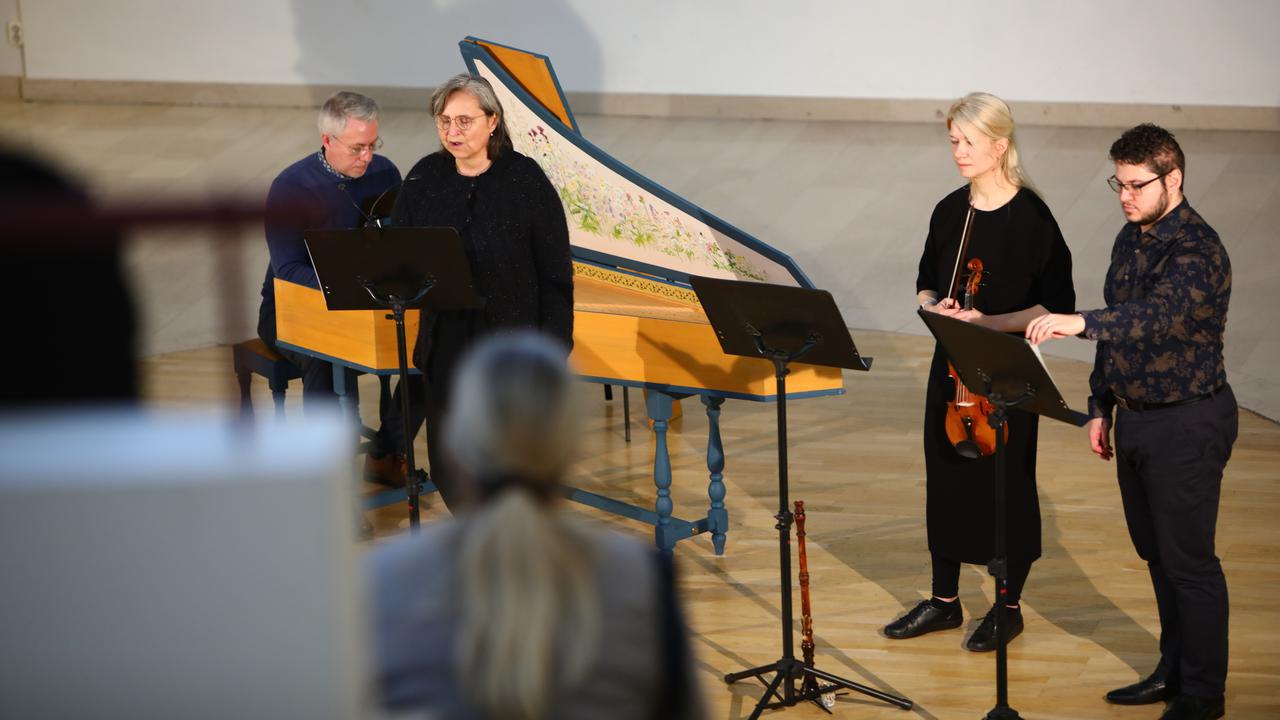 Fyra personer under barockkonsert i Ljusgården. 