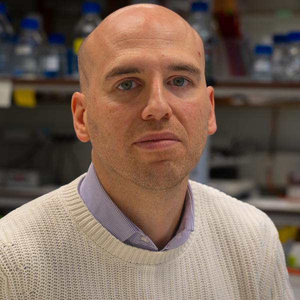 Porträttbild på Olof Lagerlöf i labbet.