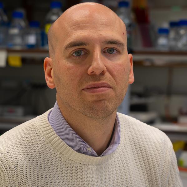 Porträttbild på Olof Lagerlöf i labbet.