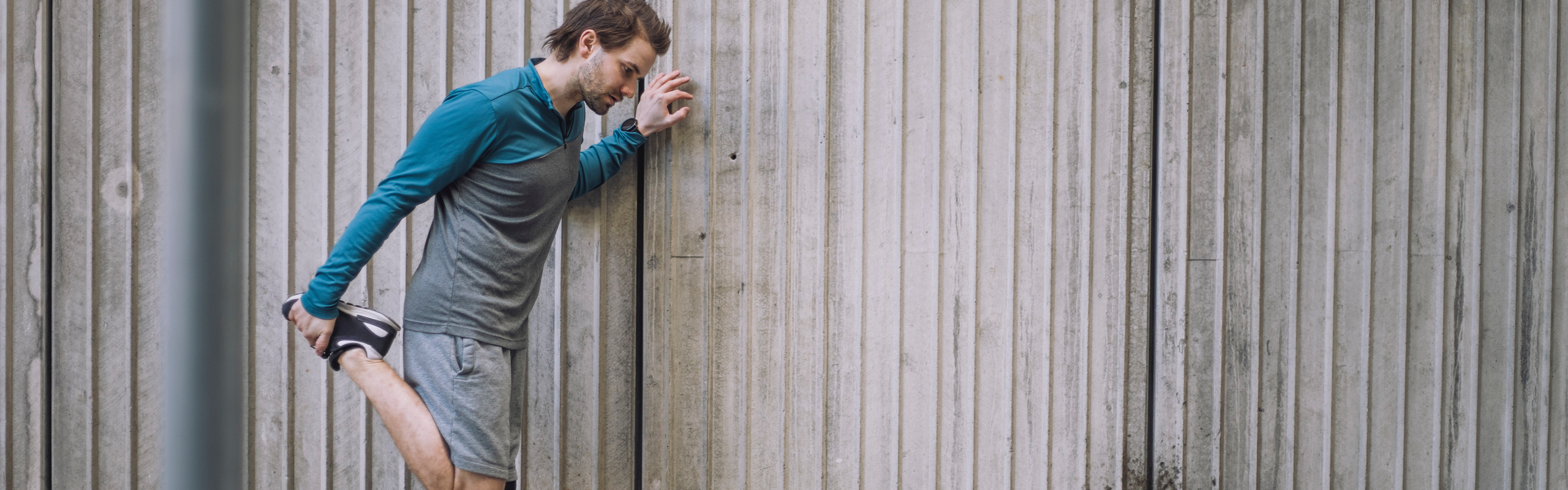 Man med benprotes stretchar.