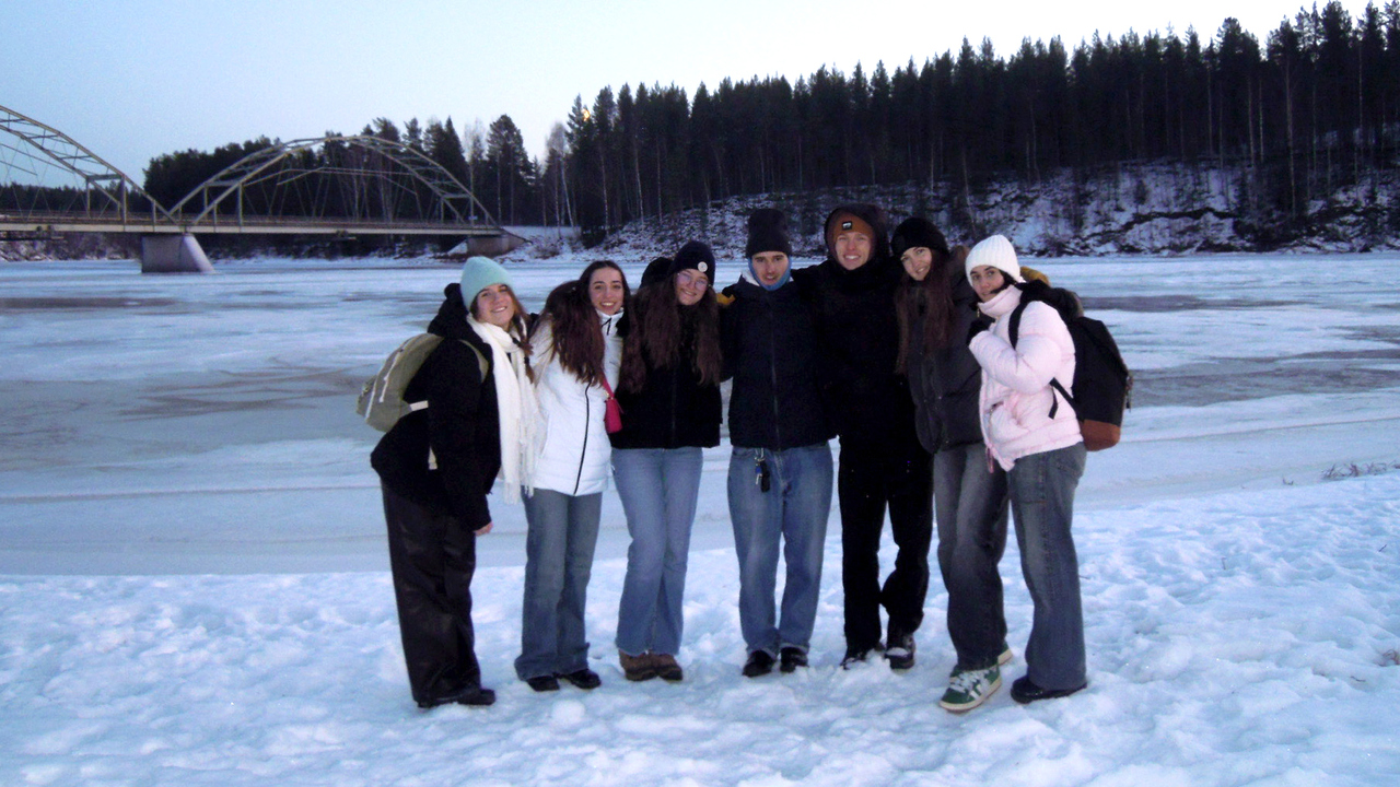 Image of exchange students on a hike in the Umeå region