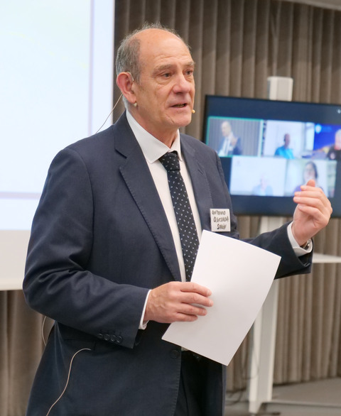 Antonio Quesada står och pratar.