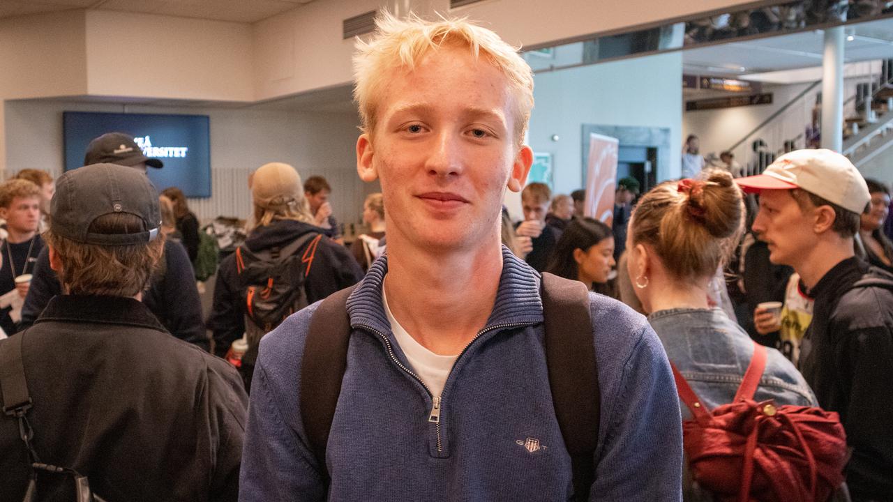 Bild på Joel Ödin, student, i mingel med nya studenter på teknisk-naturvetenskapliga fakulteten.