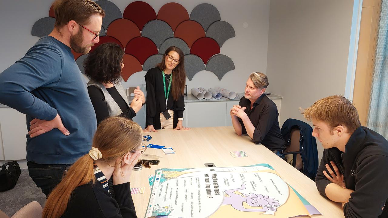 Workshop runt ett bord.