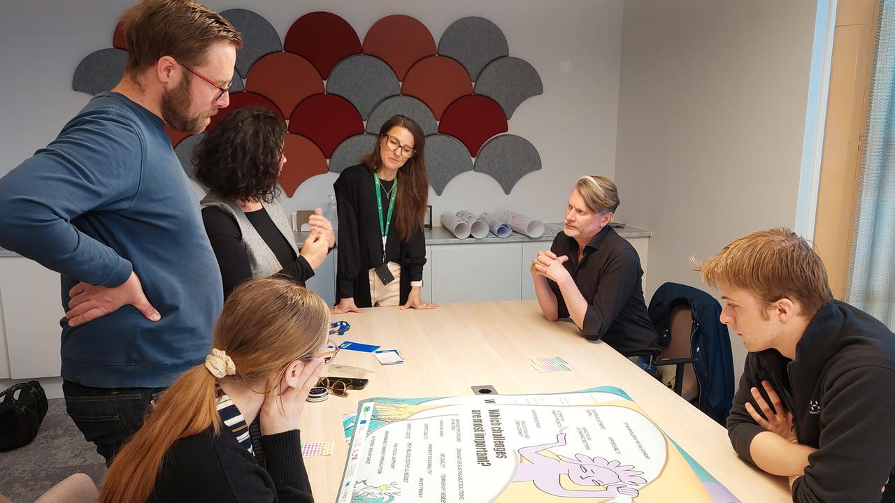 Workshop runt ett bord.