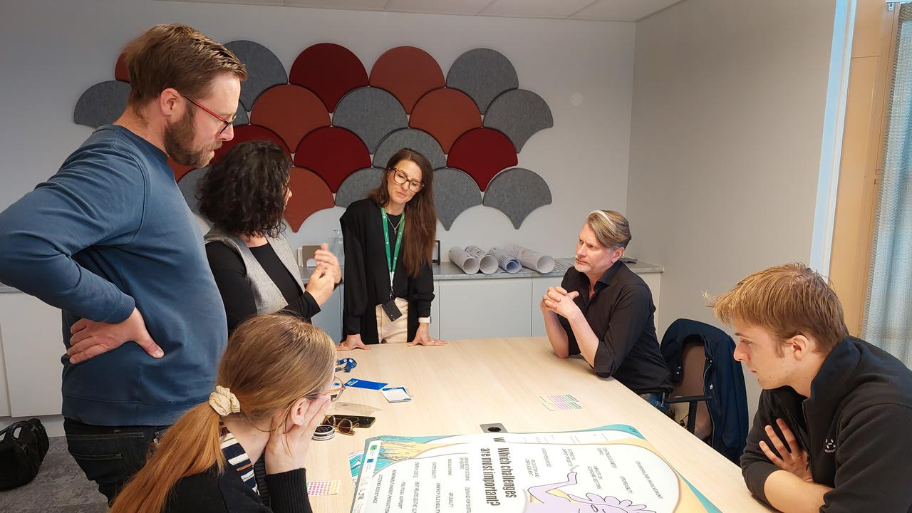 Workshop runt ett bord.