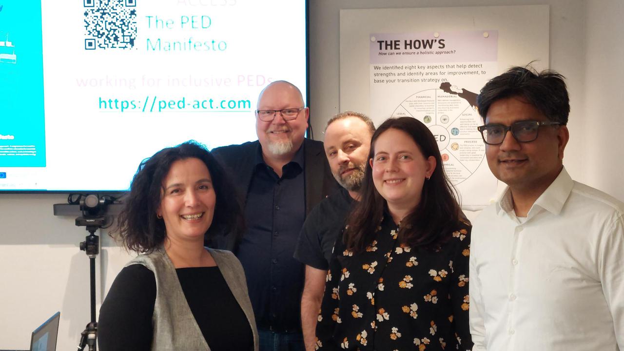 Worskhopdeltagare framför en projektorduk.