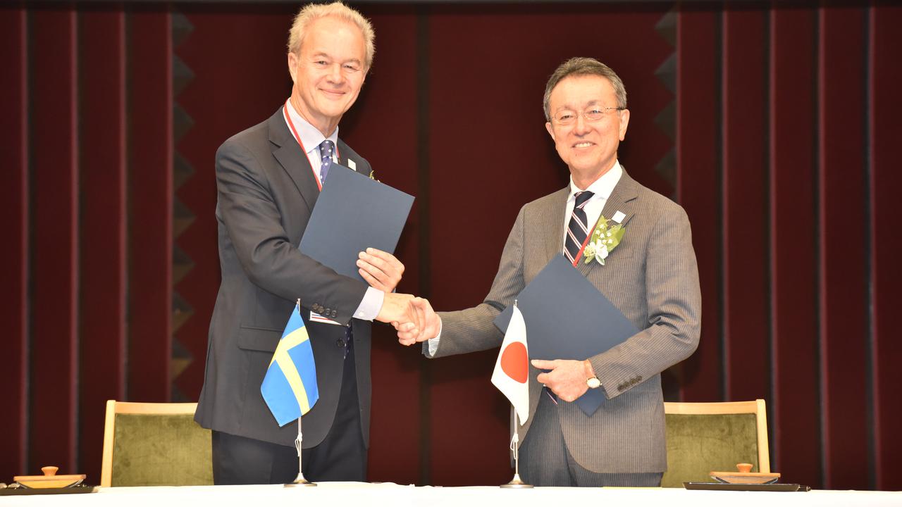 Sveriges ambassadör i Tokyo och biträdande minister biträdande ministern vid ministeriet för utbildning, kultur, sport, vetenskap och teknologi skakar hand
