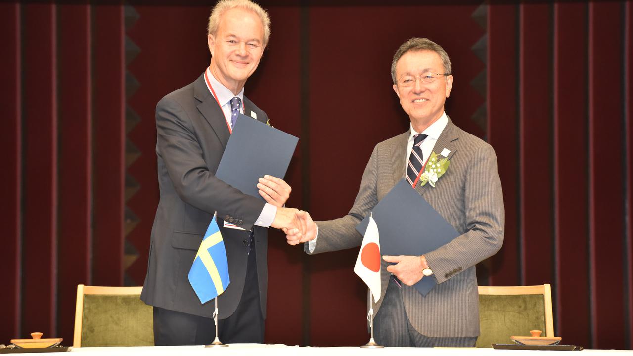 Sveriges ambassadör i Tokyo och biträdande minister biträdande ministern vid ministeriet för utbildning, kultur, sport, vetenskap och teknologi skakar hand