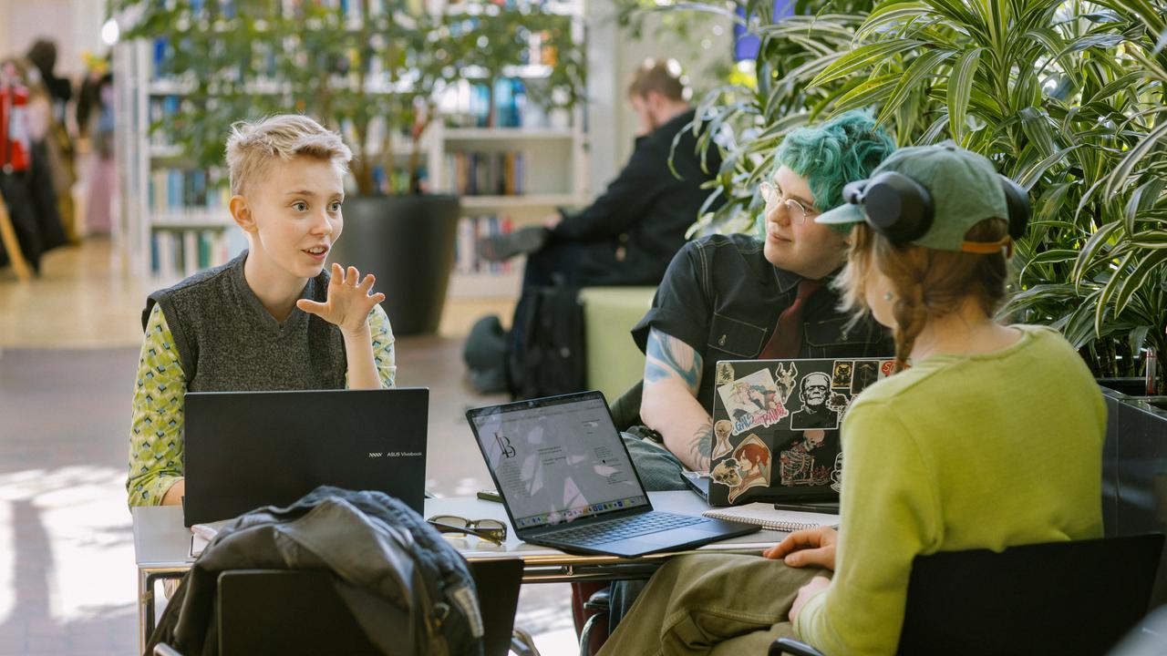 Studenter pluggar inne på UB